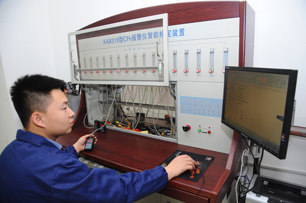 神达矿山仪器检测有限公司之员工使用KA8316型甲烷报警仪